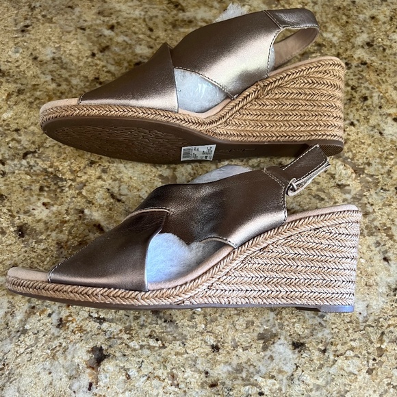 CLARK'S Ultimate Comfort Metallic Wedge Sandal sz 9 NEVER WORN Pewter Leather - Picture 11 of 14